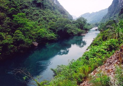 Năm 2003, Phong Nha - Kẻ Bàng được UNESCO công nhận là Di sản thiên nhiên thế giới theo tiêu chí địa chất, địa mạo. Năm 2015, UNESCO công nhận lần hai nơi đây là Di sản thiên nhiên thế giới với tiêu chí đa dạng sinh học, sinh thái.