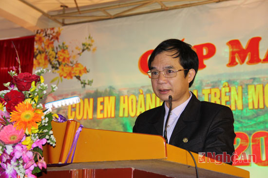 Đồng chí Nguyễn Hữu Tuy, Chủ tịch UBND Thị xã Hoàng Mai báo cáo tình hình kinh tế, xã hội trong năm qua