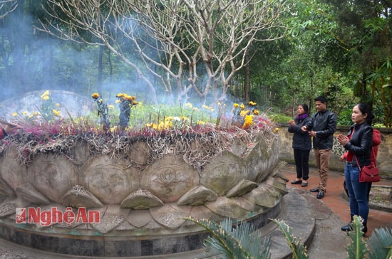 Ngôi đền còn lưu giữ Ngôi mộ cổ của Uy Minh Vương Lý Nhật Quang trong tòa sen tượng trưng cho Phật Tử