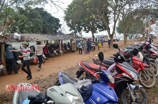 Khu vực bãi đậu xe được sắp nép quy củ, lề lối từ những ngày đầu tiên diễn ra lễ hội
