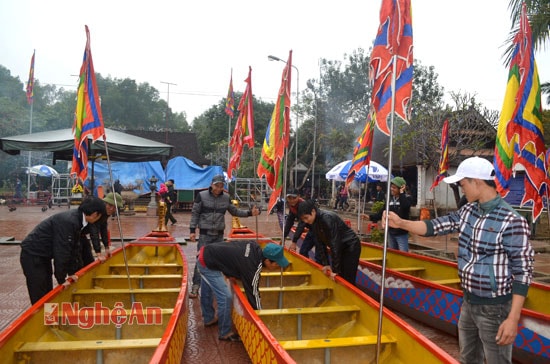 Trang trí thuyền rồng chuẩn bị cho lễ hội