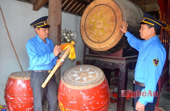 Ông Nguyễn Huy Hỷ-Phó BQL đền Quả Sơn cho biết: Đến nay các vật dụng trống, nao bạt,, lọng, quần áo binh lính, phông màn, long kiện, ông Hạc, Ngựa đều đã được kiểm tra chất lượng và hoàn tất
