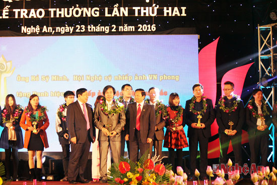 Đồng chí Nguyễn Xuân Đường và đồng chí Lê Doãn Hợp trao thưởng cho 53 cá nhân, tập thể xuất sắc.