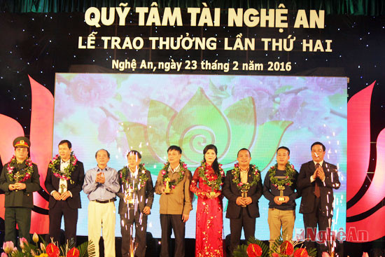 Nhạc sỹ Nguyễn Trọng Tạo, thành viên Hội đồng cố vấn Qũy và anh hùng lực lượng vũ trang Phan Văn Qúy trao kỷ niệm chương cho các nhà tài trợ đã đồng hành cùng với Qũy Tâm Tài trong suốt thời gian qua