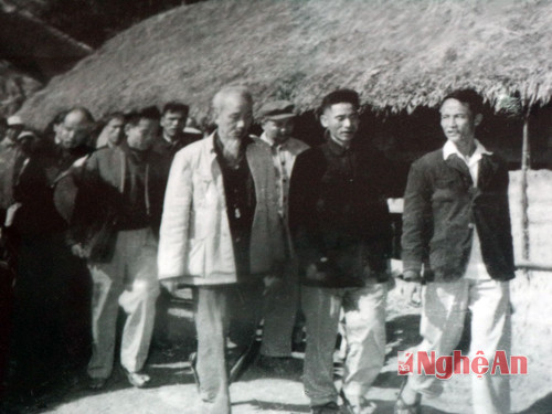  CCB- Nhà báo Nguyễn Thế Viên vinh dự được tháp tùng Chủ tịch Hồ Chí Minh khi Người về thăm xã Vĩnh Thành – Yên Thành  ngày 10/12/1961.