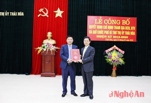 Phó bí thư Thường trực Tỉnh ủy Nguyễn Xuân Sơn thay mặt lãnh đạo Tỉnh  đã trao quyết định bổ nhiệm đồng chí Hoàng Phú Hiền.