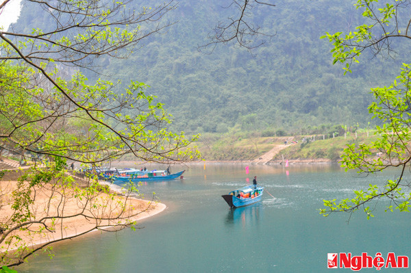 Đến với Phong Nha - Kẽ Bàng quý khách sẽ hòa mình vào một chốn thiên đường kỳ diệu của tạo hóa.cùng ngồi trên những con thuyền máy ngược dòng Sông Son 5 km, ngắm cảnh núi,cảnh sông trữ tình.