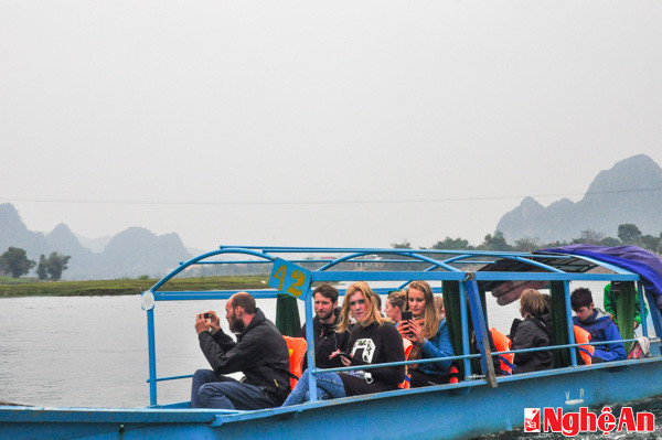 Số lượng khách du lịch nước ngoài đến Phong Nha -Kẻ Bàng chiếm số lượng lớn với các tua khám phá thiên nhiên, du lịch mạo hiểm