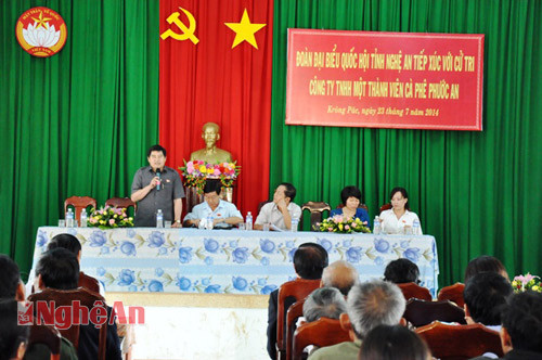 Đại biểu Quốc hội tỉnh Nghệ An tiếp xúc cử tri tại Đắc Lắc. 