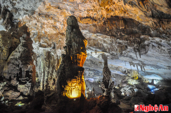 Những hang động như những lâu đài lộng lẫy trong lòng núi đá vôi được tạo tác từ hàng triệu năm trước