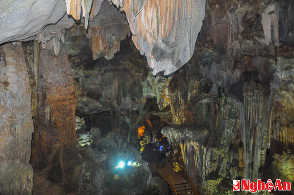 Những hang động như những lâu đài lộng lẫy trong lòng núi đá vôi được tạo tác từ hàng triệu năm trước