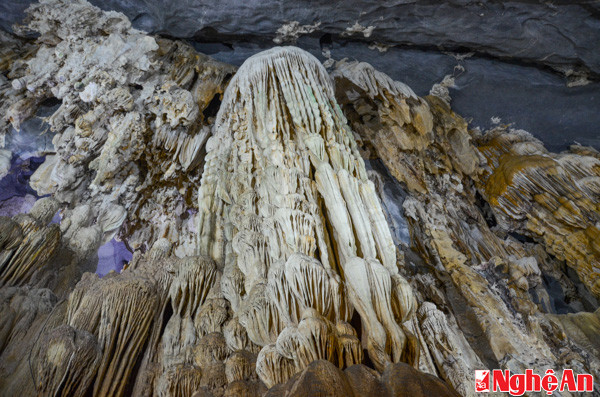 Phong Nha – Kẻ Bàng cũng chứa đựng lịch sử phát triển địa chất phức tạp, lâu dài từ 400 triệu năm trước của trái đất.
