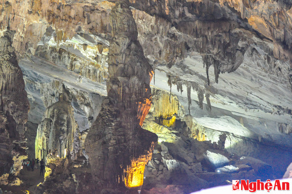 Phong Nha - Kẻ Bàng có khoảng 300 hang động lớn nhỏ được chia thành ba hệ thống chính: hệ thống động Phong Nha, hệ thống hang Vòm và hệ thống hang Rục Mòn.