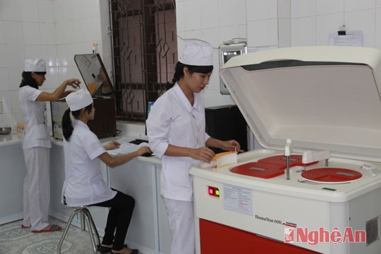 Phòng xét nghiệm máu được trang bị các loại máy móc, hiện đại