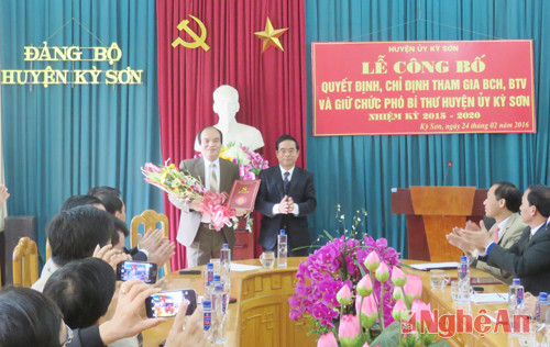 Đồng chí Nguyễn Hữu Lậm,Trưởng Ban Tổ chức Tỉnh ủy trao quyết định bổ nhiệm Phó Bí thư Huyện ủy Kỳ Sơn cho đồng chí Nguyễn Thanh Hoàng