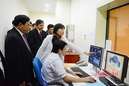 Chủ tịch UBND tỉnh Nguyễn Xuân Đường tham quan phòng chẩn đoán hình ảnh sử dụng máy chụp MRI - 1.5 Tesla – SIEMENS tại Bệnh viện Quốc tế Vinh.