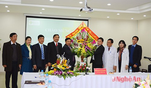 Đoàn công tác tặng hoa chúc mừng tập thể cán bộ, nhân viên y tế bệnh viện nhân ngày Thầy thuốc Việt Nam.
