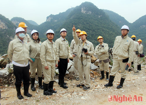 Đoàn công tác tỉnh Gifu, Nhật Bản nghe giới thiệu về kỹ thuật khai thác đá theo phương pháp vỉa tầng tại mỏ của Công ty Yabashi Việt Nam.