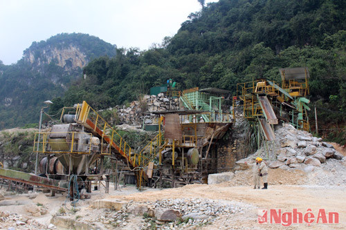 Công trường khai thác đá của Công ty khai thác đá vôi Yabashi Việt Nam.