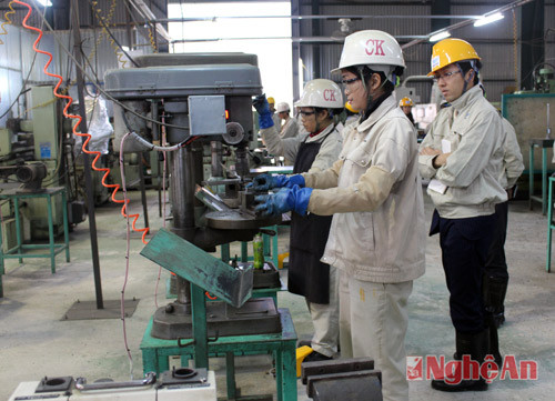 Đoàn công tác tỉnh Gifu, Nhật Bản thăm xưởng cơ khí của công ty Khai thác đá vôi Yabashi Việt Nam.