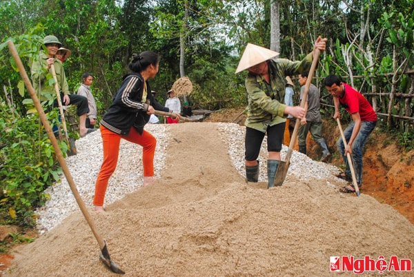 Nông dân xã Mường Nọc, huyện Quế Phong tích cực làm đường giao thông nông thôn theo tiêu chí NTM.