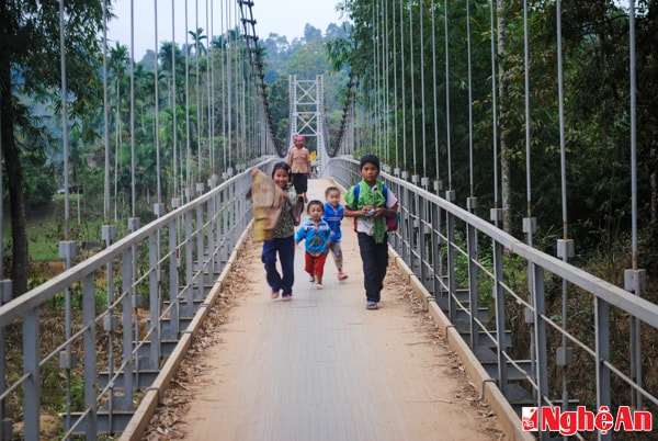 Bộ mặt thôn, bản vùng miền núi đã được khởi sắc nhờ những công trình xây dựng từ nguồn đầu tư của nhà nước.