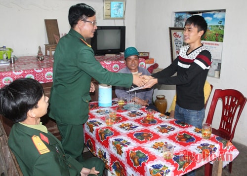 Ban CHQS huyện Nghi Lộc tặng quà thanh niên trước ngày lên đường nhập ngũ