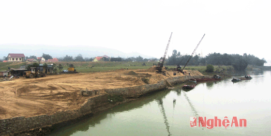 Hoạt động tập kết cát sỏi tại khu vực cầu Yên Xuân trong sáng 19/2/2016 
