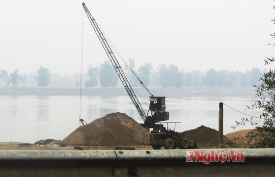 Một điểm tập kết cát sỏi trái phép ở khu vực ven sông Lam, thuộc địa phận xã Hưng Khánh.
