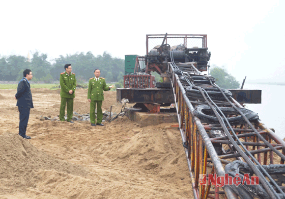 Cần cẩu cát bà Lê Thị Hưng chưa tháo dỡ hoàn chỉnh (ảnh chụp ngày 31/12/2015)