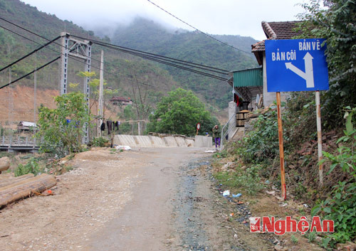 Tuyến đường từ bản Côi vào Cà Moong được thi công từ nguồn vốn ngân sách dôi dư của UBND tỉnh Nghệ An từ năm 2013 nhằm giải quyết nhu cầu dân sinh cho bản Cà Moong vốn là địa bàn tái định cư tại chỗ theo diện di vén của công trình Thủy điên Bản Vẽ.