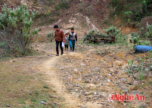 Dẫu còn ngổn ngang dang dở nhưng nhiều người dân ở bản Côi và Cà Moong vẫn chọn đây là tuyến đường dân sinh quan trọng.