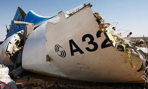 Phần đuôi của chiếc máy bay Nga rơi trên bán đảo Sinai, Ai Cập. Ảnh: Reuters