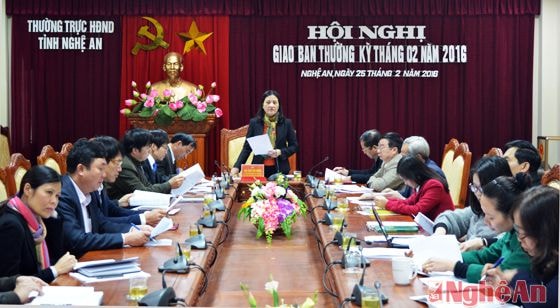 Đồng chí Cao Thị Hiền - Ủy viên Ban Thường vụ Tỉnh ủy, Phó Chủ tịch HĐND tỉnh trao tặng Giấy khen cho 4 tập thể đạt danh hiệu Trong sạch Vững mạnh tiêu biểu và 6 đảng viên Xuất sắc tiêu biểu năm 2015