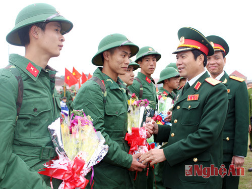 Thiếu tướng Nguyễn Tân Cương - Ủy viên Trung ương Đảng, Tư lệnh Quân khu 4 tặng hoa chúc mừng các tân binh trước khi lên đường nhận nhiệm vụ.