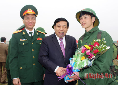 Đồng chí Nguyễn Xuân Đường - Chủ tịch UBND tỉnh và Đại tá Hà Tân Tiến - Ủy viên Ban Thường vụ Tỉnh ủy, Chỉ huy trưởng Bộ CHQS tỉnh chúc mừng các tân binh.