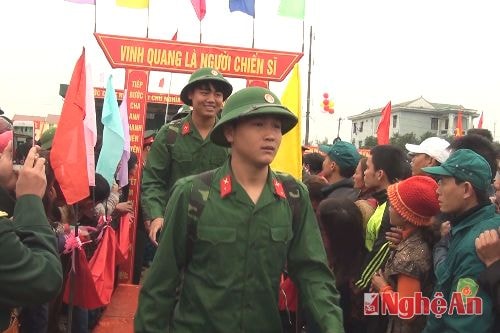 Các thanh niên huyện Nghi Lộc hăng hái lên đường nhập ngũ.