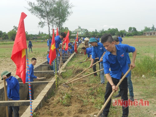 Các đoàn viên thanh niên Nghi Lộc ra quân phục vu sản xuất vụ Xuân năm 2016.