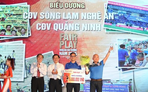 Hai hội cổ động viên SLNA và Quảng Ninh cũng được biểu dương vì những hình ảnh đẹp thể hiện trong mùa giải 2015.