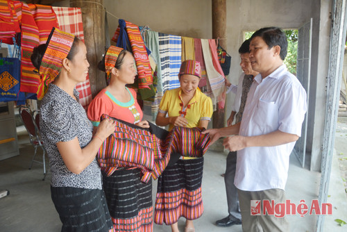 Lãnh đạo huyện Con Cuông trao đổi với bà con làng nghề thổ cẩm xã Môn Sơn về những giải pháp phát triển làng nghề trong thời gian tới