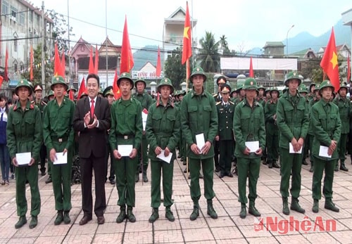 Lãnh đạo huyện Quế Phong tặng quà cho các tân binh có hoàn cảnh gia đình khó khăn.