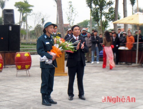 Lãnh đạo huyện Hưng Nguyên tặng hoa chúc mừng các tân binh.