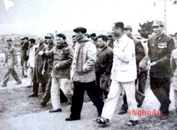 Tổng Bí thư Lê Duẩn thăm mô hình ở xã Quỳnh Hồng (Quỳnh Lưu), ông Nguyễn Hữu Đợi là người đi sát bên phải Tổng Bí thư.