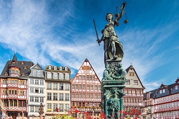 Frankfurt là thủ đô tài chính của Đức với dịch vụ y tế xuất sắc và kiến trúc độc đáo và xếp thứ 7 trong số các thành phố đáng sống nhất thế giới.