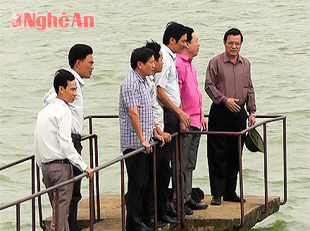 Đồng chí Hồ Ngọc Sỹ - GĐ Sở NN& PTNT và các thành viên PCLB tỉnh kiểm tra tại hồ đập Đồn Húng – Hùng Thành – Yên Thành 