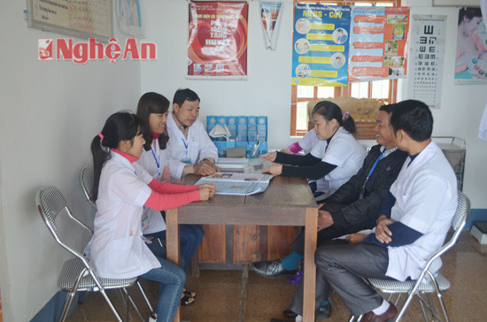 Cán bộ Trạm y tế xã Cao Sơn trao đổi công việc