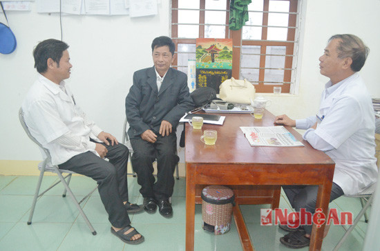 Cán bộ y tế Trạm y tế Giang Sơn Tây luôn lắng nghe ý kiến của người dân.