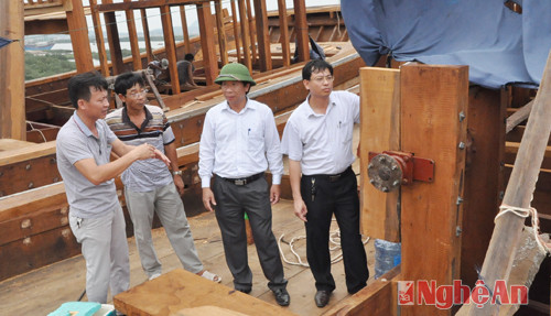 Lãnh đạo huyện Quỳnh Lưu khảo sát tình hình mở rộng xưởng đóng tàu thuyền đánh bắt xa bờ tại xã Tiến Thủy