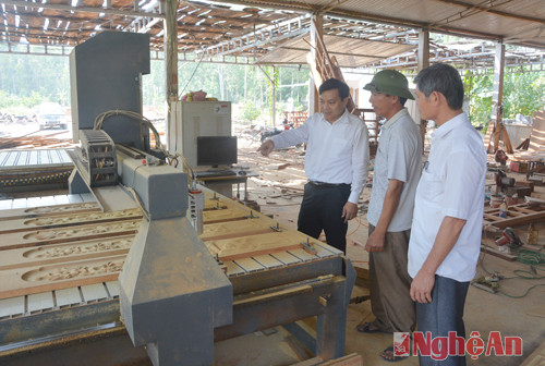 Nhiều làng nghề chế biến gỗ mỹ nghệ ở Quỳnh Lưu đã đầu tư hệ thống máy khắc gỗ 3D góp phần tích cực nâng cao chất lượng sản phẩm. Ảnh; một xưởng chế biến gỗ xã Quỳnh Nghĩa đã đầu tư hệ thống khắc gỗ 3D