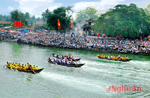 Đua thuyền ở lễ hội Đền Cờn